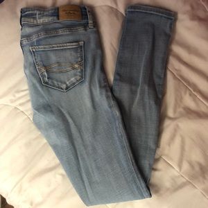 Light washed jeans with distressed knee